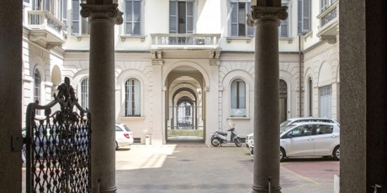 Androne palazzo dei nostri uffici arredati a milano
